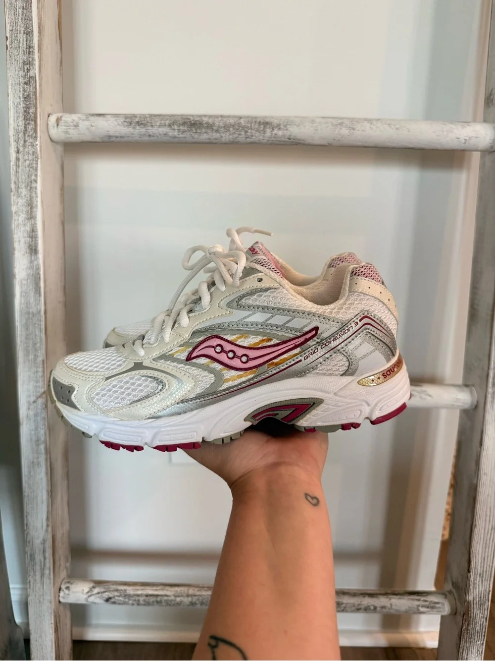 SAUCONY Women 7.5 Grid Cohesion 3 White Silver Pink Running Shoe Sneaker Leather